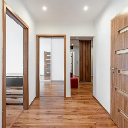 דירה Spacious With Ac And Stunning Views ברטיסלאבה