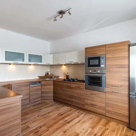 דירה Spacious With Ac And Stunning Views ברטיסלאבה
